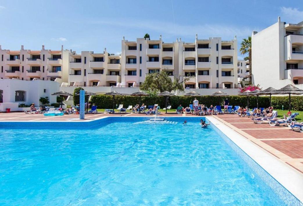 Com Piscinas E Tenis - 7 Mins Da * Albufeira